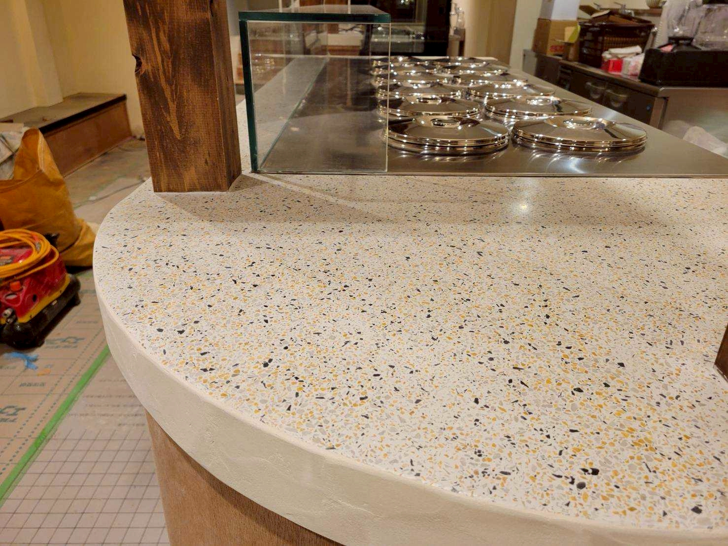 曲線壁に施工された左官仕上げテラゾー